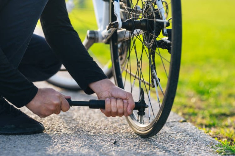 Pompka z manometrem – niezbędne narzędzie w warsztacie rowerowym